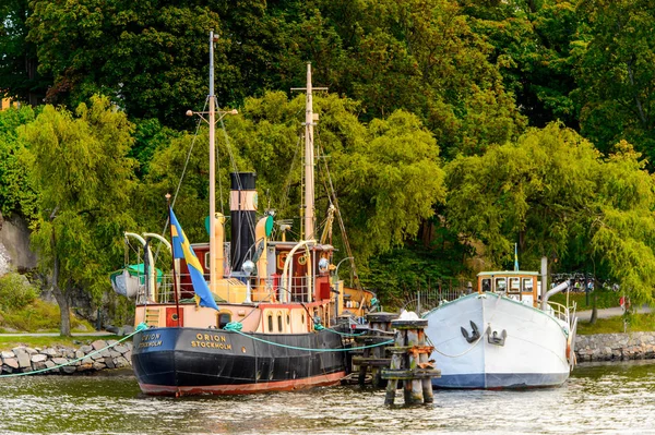 Stockholm, İsveç - 13 Eylül 2016: Boat in Stockholm, İsveç. Stockholm İskandinavya'nın en kalabalık şehridir.