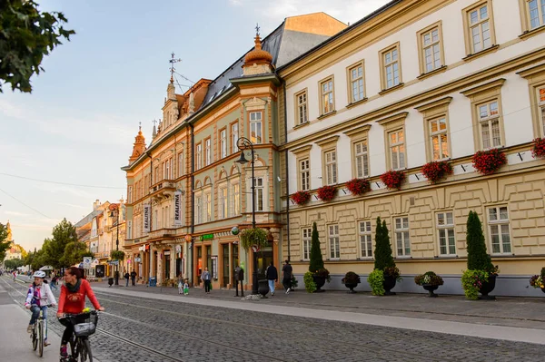 Kosice, Slovakya - 25 Eylül 2016: Slovakya'nın doğusundaki en büyük şehir olan Kosice'nin ana caddesinin mimarisi. 2013 yılında Avrupa Kültür Başkenti oldu