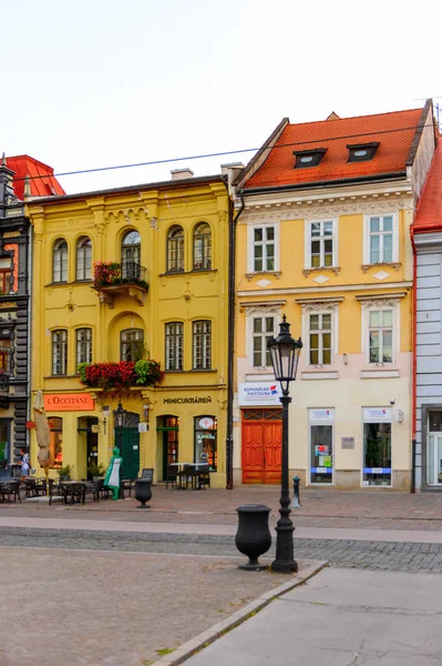 Kosice, Slovakya - 25 Eylül 2016: Doğu Slovakya'nın en büyük şehri olan Kosice'nin ana caddesinin renkli mimarisi. 2013 yılında Avrupa Kültür Başkenti oldu