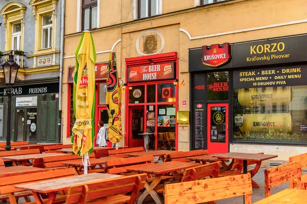 Kosice, Slovakya - 25 Eylül 2016: Doğu Slovakya'nın en büyük şehri olan Kosice'nin ana caddesinin renkli mimarisi. 2013 yılında Avrupa Kültür Başkenti oldu