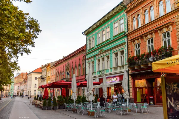 Kosice, Slovakya - 25 Eylül 2016: Slovakya'nın doğusundaki en büyük şehir olan Kosice'nin akşamında mimari. 2013 yılında Avrupa Kültür Başkenti oldu