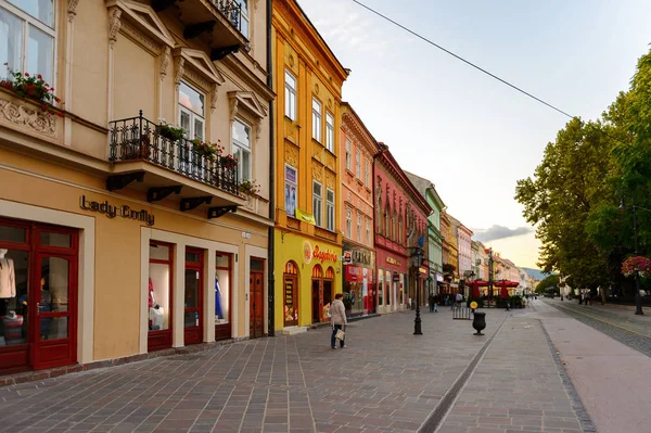 Kosice, Slovakya - 25 Eylül 2016: Slovakya'nın doğusundaki en büyük şehir olan Kosice'nin akşamında mimari. 2013 yılında Avrupa Kültür Başkenti oldu