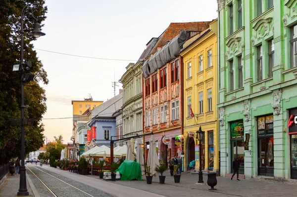 Kosice, Slovakya - 25 Eylül 2016: Slovakya'nın doğusundaki en büyük şehir olan Kosice'nin akşamında mimari. 2013 yılında Avrupa Kültür Başkenti oldu