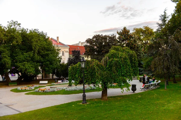 Kosice, Slovakya - 25 Eylül 2016: Slovakya'nın doğusundaki en büyük şehir olan Kosice'nin akşamında mimari. 2013 yılında Avrupa Kültür Başkenti oldu