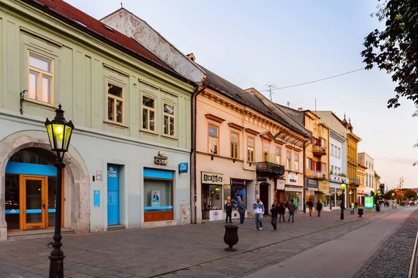 Kosice, Slovakya - 25 Eylül 2016: Slovakya'nın doğusundaki en büyük şehir olan Kosice'nin akşamında mimari. 2013 yılında Avrupa Kültür Başkenti oldu
