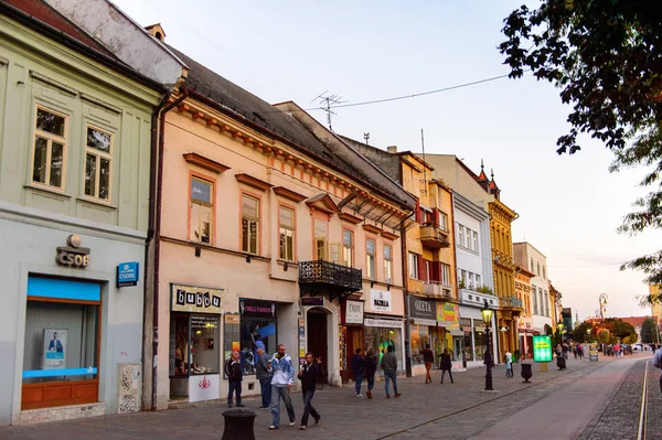Kosice, Slovakya - 25 Eylül 2016: Slovakya'nın doğusundaki en büyük şehir olan Kosice'nin akşamında mimari. 2013 yılında Avrupa Kültür Başkenti oldu