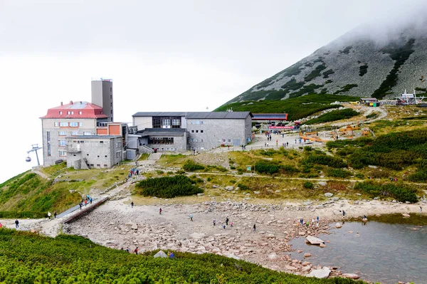 Tatranska Lomnica, Slovakya - 26 Eylül 2016: Yüksek Tatra Dağları'nın Lomnicky stit turizm merkezi (Vysoke Tatry) Slovakya ve Polonya sınırı boyunca uzanan bir dağ sırası