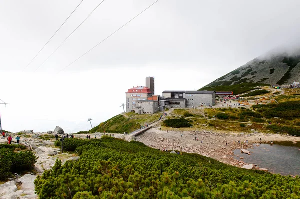 Tatranska Lomnica, Slovakya - 26 Eylül 2016: Yüksek Tatra Dağları'nın Lomnicky stit turizm merkezi (Vysoke Tatry) Slovakya ve Polonya sınırı boyunca uzanan bir dağ sırası