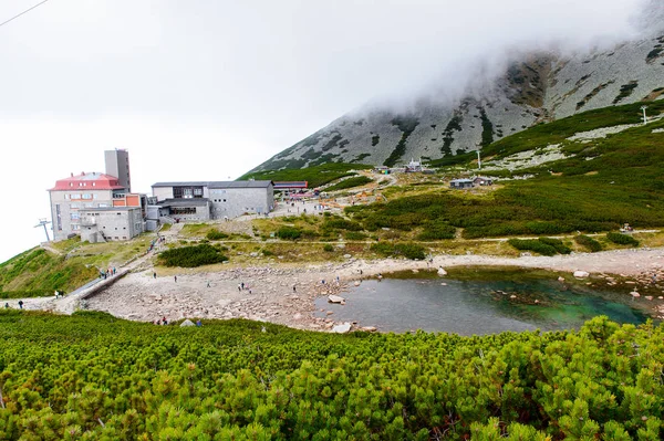 Tatranska Lomnica, Slovakya - 26 Eylül 2016: Yüksek Tatra Dağları'nın Lomnicky stit turizm merkezi (Vysoke Tatry) Slovakya ve Polonya sınırı boyunca uzanan bir dağ sırası