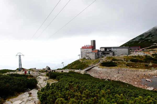 Tatranska Lomnica, Slovakya - 26 Eylül 2016: Yüksek Tatra Dağları'nın Lomnicky stit turizm merkezi (Vysoke Tatry) Slovakya ve Polonya sınırı boyunca uzanan bir dağ sırası