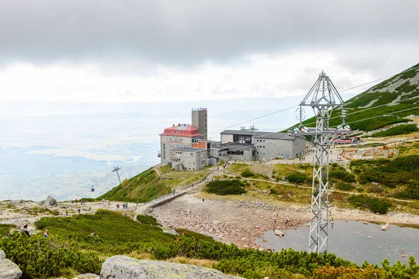 Tatranska Lomnica, Slovakya - 26 Eylül 2016: Yüksek Tatra Dağları'nın Lomnicky stit turizm merkezi (Vysoke Tatry) Slovakya ve Polonya sınırı boyunca uzanan bir dağ sırası
