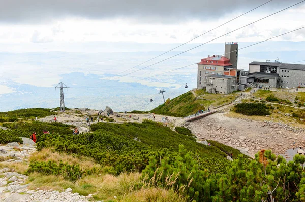 Tatranska Lomnica, Slovakya - 26 Eylül 2016: Yüksek Tatra Dağları'nın Lomnicky stit turizm merkezi (Vysoke Tatry) Slovakya ve Polonya sınırı boyunca uzanan bir dağ sırası
