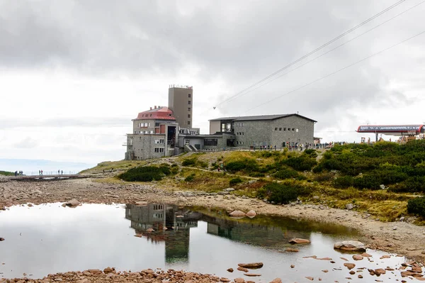 Tatranska Lomnica, Slovakya - 26 Eylül 2016: Yüksek Tatra Dağları'nın Lomnicky stit turizm merkezi (Vysoke Tatry) Slovakya ve Polonya sınırı boyunca uzanan bir dağ sırası