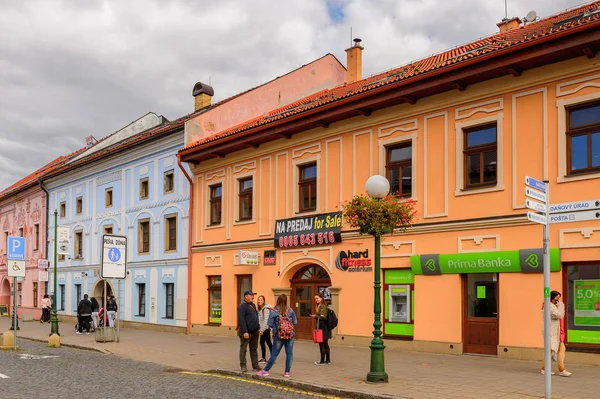 Kezmarok, Slovakya - 26 Eylül 2016: Kezmarok ana caddesi, Slovakya, Spis bölgesinde küçük bir kasaba, Poprad nehri.