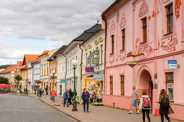 Kezmarok, Slovakya - 26 Eylül 2016: Kezmarok ana caddesi, Slovakya, Spis bölgesinde küçük bir kasaba, Poprad nehri.
