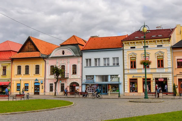 Kezmarok, Slovakya - 26 Eylül 2016: Kezmarok ana caddesinde renkli evler, Slovakya, Spis bölgesinde küçük bir kasaba, Poprad nehri.