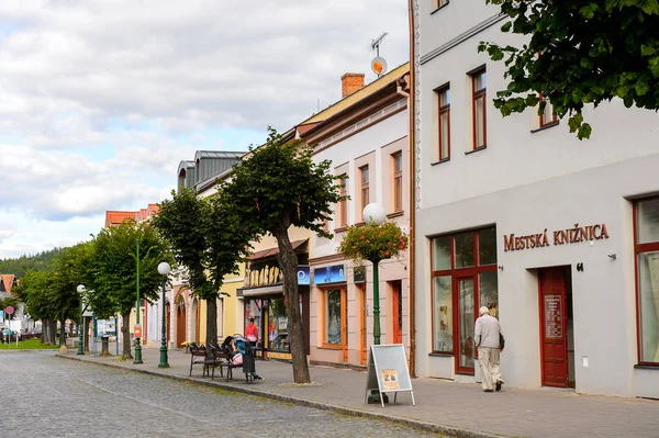 Kezmarok, Slovakya - 26 Eylül 2016: Kezmarok ana caddesiüzerinde mimari, Slovakya, Spis bölgesinde küçük bir kasaba, Poprad nehri.