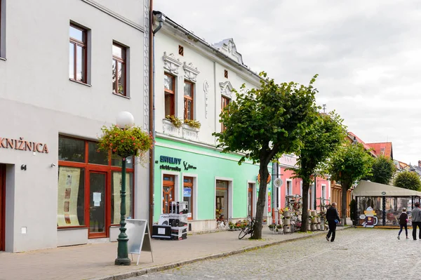 Kezmarok, Slovakya - 26 Eylül 2016: Kezmarok ana caddesiüzerinde mimari, Slovakya, Spis bölgesinde küçük bir kasaba, Poprad nehri.