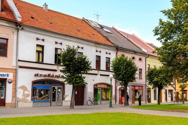 Kezmarok, Slovakya - 26 Eylül 2016: Kezmarok ana caddesiüzerinde mimari, Slovakya, Spis bölgesinde küçük bir kasaba, Poprad nehri.
