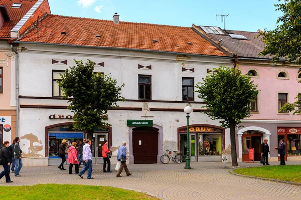 Kezmarok, Slovakya - 26 Eylül 2016: Kezmarok ana caddesiüzerinde mimari, Slovakya, Spis bölgesinde küçük bir kasaba, Poprad nehri.