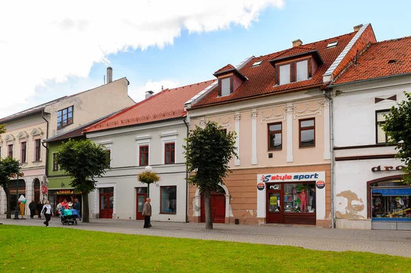 Kezmarok, Slovakya - 26 Eylül 2016: Kezmarok ana caddesiüzerinde mimari, Slovakya, Spis bölgesinde küçük bir kasaba, Poprad nehri.