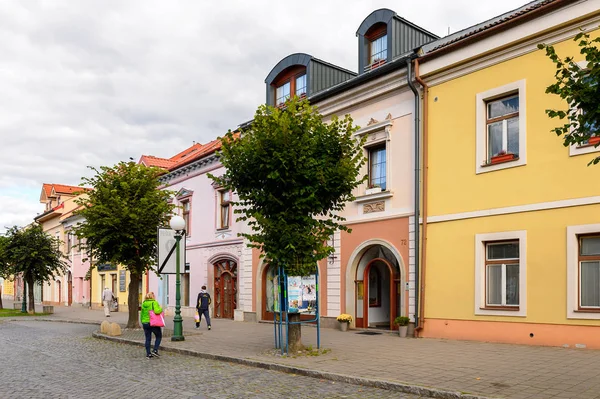 Kezmarok, Slovakya - 26 Eylül 2016: Kezmarok ana caddesiüzerinde mimari, Slovakya, Spis bölgesinde küçük bir kasaba, Poprad nehri.