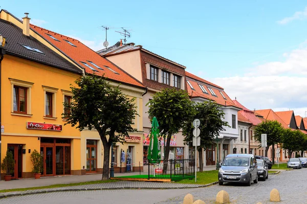 Kezmarok, Slovakya - 26 Eylül 2016: Kezmarok ana caddesiüzerinde mimari, Slovakya, Spis bölgesinde küçük bir kasaba, Poprad nehri.