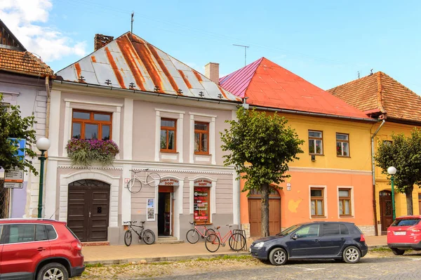 Kezmarok, Slovakya - 26 Eylül 2016: Kezmarok ana caddesinde renkli evler, Slovakya, Spis bölgesinde küçük bir kasaba, Poprad nehri.