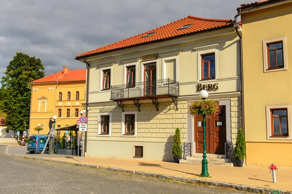 Kezmarok, Slovakya - 26 Eylül 2016: Kezmarok ana caddesinde renkli evler, Slovakya, Spis bölgesinde küçük bir kasaba, Poprad nehri.