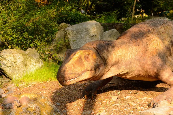 Bratislava, Slovakya - 28 Eylül 2016: Allosaurus, Bratislava, Slovakya'daki Dinopark'ta. Allosaurus, büyük theropod dinozorcadı .