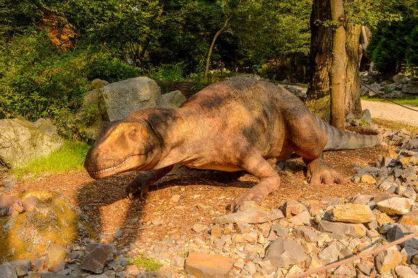 Bratislava, Slovakya - 28 Eylül 2016: Allosaurus, Bratislava, Slovakya'daki Dinopark'ta. Allosaurus, büyük theropod dinozorcadı .