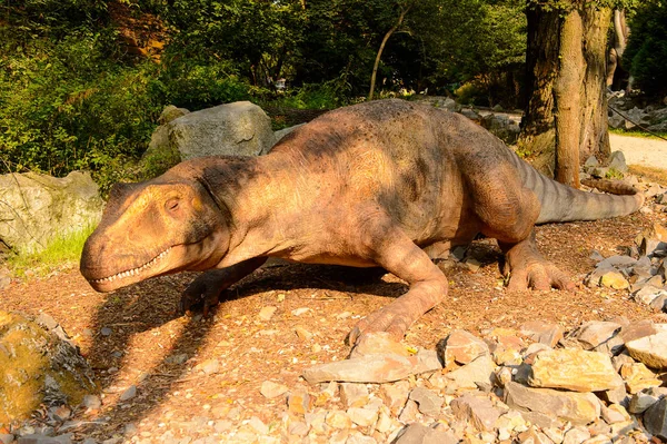 Bratislava, Slovakya - 28 Eylül 2016: Allosaurus, Bratislava, Slovakya'daki Dinopark'ta. Allosaurus, büyük theropod dinozorcadı .