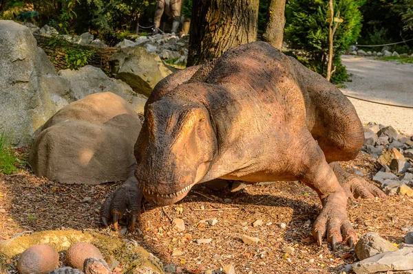 Bratislava, Slovakya - 28 Eylül 2016: Allosaurus, Bratislava, Slovakya'daki Dinopark'ta. Allosaurus, büyük theropod dinozorcadı .
