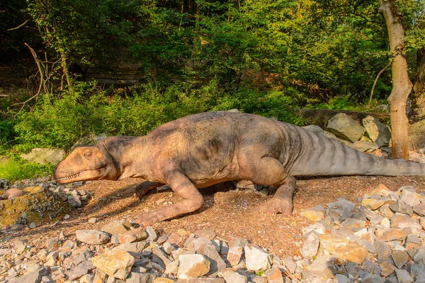 Bratislava, Slovakya - 28 Eylül 2016: Allosaurus, Bratislava, Slovakya'daki Dinopark'ta. Allosaurus, büyük theropod dinozorcadı .