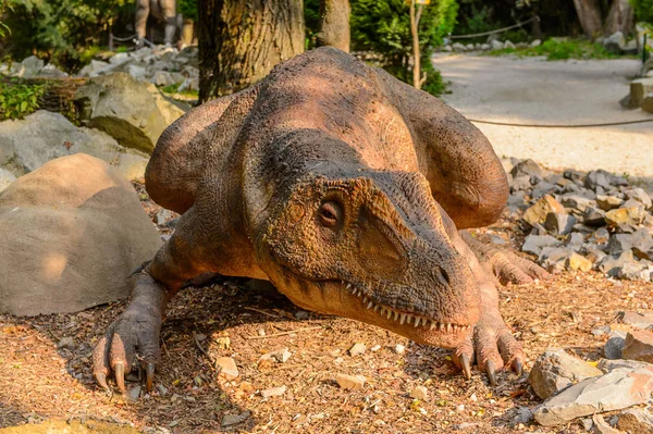 Bratislava, Slovakya - 28 Eylül 2016: Allosaurus, Bratislava, Slovakya'daki Dinopark'ta. Allosaurus, büyük theropod dinozorcadı .