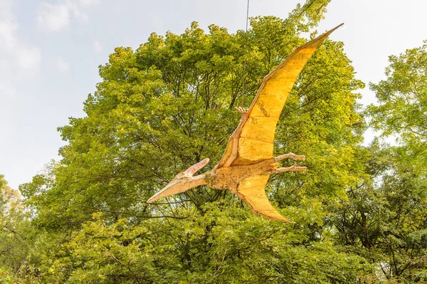 Bratislava, Slovakya - 28 Eylül 2016: Pterodactyls, Bratislava, Slovakya'daki Dinopark'ta. Bratislava, Slovakya şehrindeki popüler turistik mekanlardan biri.