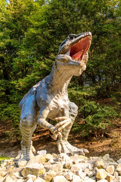Bratislava, Slovakya - 28 Eylül 2016: Bratislava, Slovakya'nın popüler turistik yerlerinden biri olan Dinopark'taki Gigantosaurus.