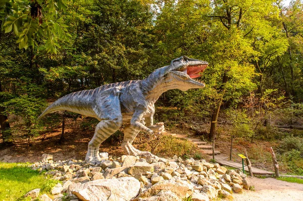 Bratislava, Slovakya - 28 Eylül 2016: Bratislava, Slovakya'nın popüler turistik yerlerinden biri olan Dinopark'taki Gigantosaurus.