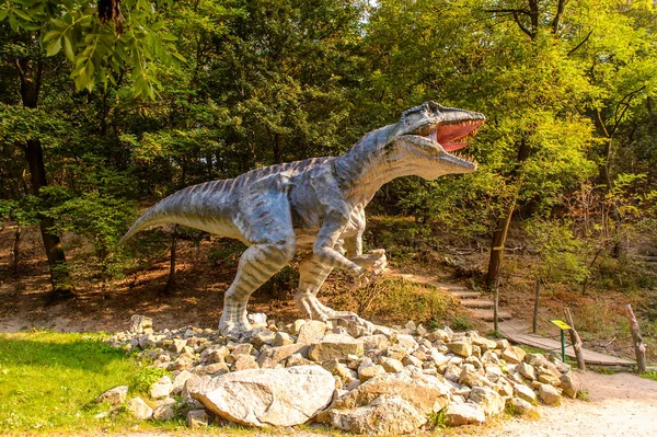 Bratislava, Slovakya - 28 Eylül 2016: Bratislava, Slovakya'nın popüler turistik yerlerinden biri olan Dinopark'taki Gigantosaurus.