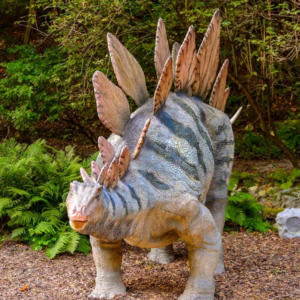 Bratislava, Slovakya - 28 Eylül 2016: Bratislava Dinopark'ta Stegosaurus, Slovakya.Stegosaurus Geç Jura dönemi zırhlı kemikli dinozor cinsine ait