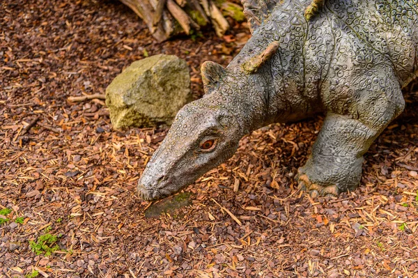 ブラチスラバ スロバキア 2016年9月28日 スロバキア ブラチスラバのディノパークにあるステゴサウルスは ジュラ紀後期の装甲骨恐竜の属です — ストック写真