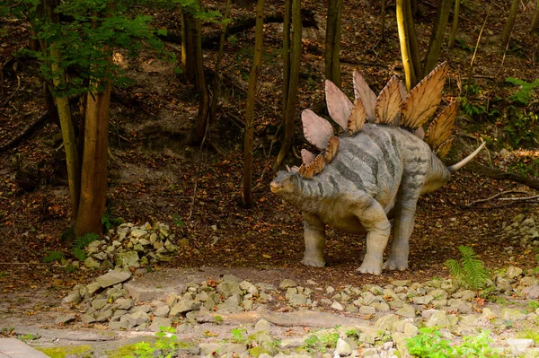 Bratislava Slovakia Syyskuu 2016 Stegosaurus Dinoparkissa Bratislavassa Slovakiassa Stegosaurus Panssaroitu — kuvapankkivalokuva