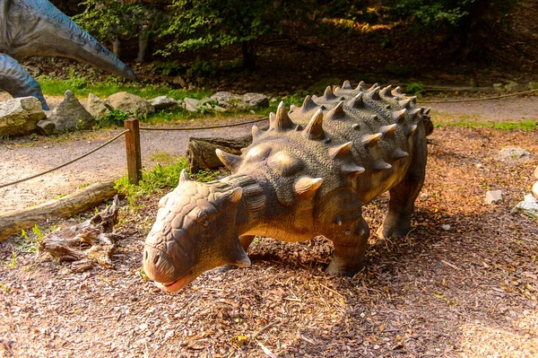 Bratislava, Slovakya - 28 Eylül 2016: Bratislava, Slovakya'nın popüler turistik yerlerinden biri olan Dinopark'taki Ankylosaurus.
