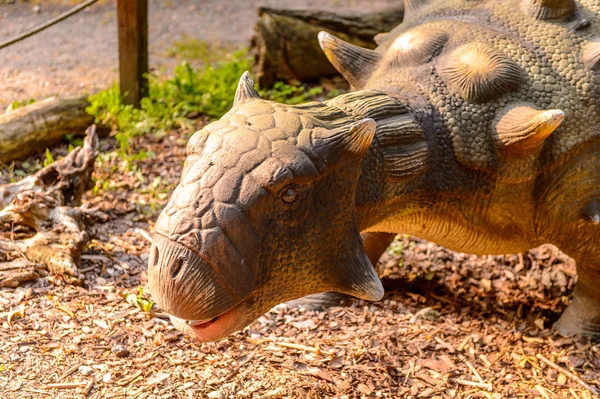 Bratislava, Slovakya - 28 Eylül 2016: Bratislava, Slovakya'nın popüler turistik yerlerinden biri olan Dinopark'taki Ankylosaurus.