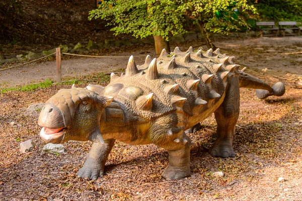 Bratislava, Slovakya - 28 Eylül 2016: Bratislava, Slovakya'nın popüler turistik yerlerinden biri olan Dinopark'taki Ankylosaurus.