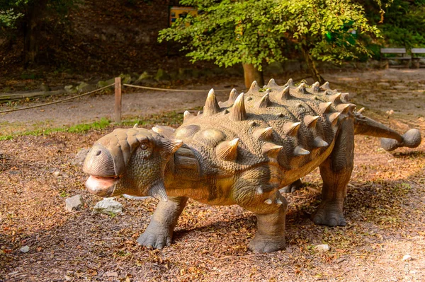 Bratislava, Slovakya - 28 Eylül 2016: Bratislava, Slovakya'nın popüler turistik yerlerinden biri olan Dinopark'taki Ankylosaurus.