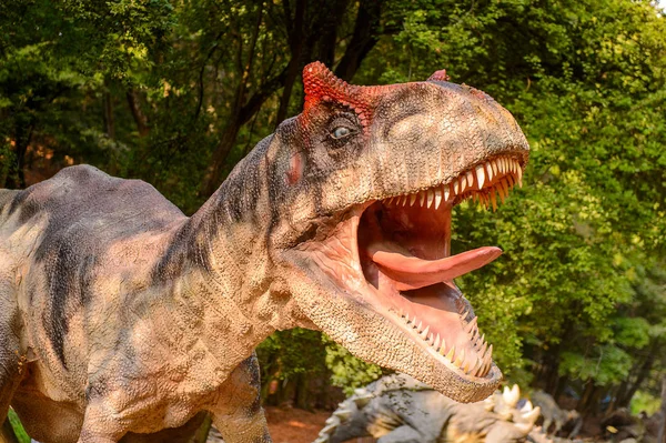 Bratislava, Slovakya - 28 Eylül 2016: Allosaurus, Bratislava, Slovakya'daki Dinopark'ta. Allosaurus, büyük theropod dinozorcadı .