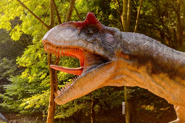 Bratislava, Slovakya - 28 Eylül 2016: Allosaurus, Bratislava, Slovakya'daki Dinopark'ta. Allosaurus, büyük theropod dinozorcadı .