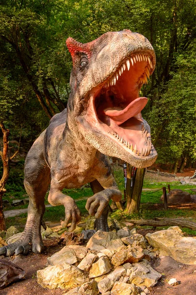 Bratislava, Slovakya - 28 Eylül 2016: Allosaurus, Bratislava, Slovakya'daki Dinopark'ta. Allosaurus, büyük theropod dinozorcadı .