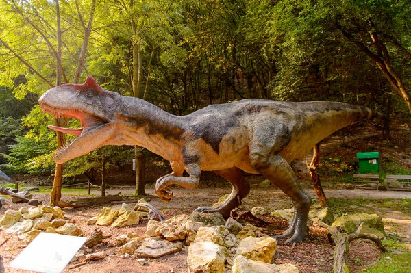 ブラチスラバ スロバキア 2016年9月28日 スロバキアのブラチスラバのディノパークのアロサウルス アロサウルスは大きなテロポッド恐竜の属である — ストック写真